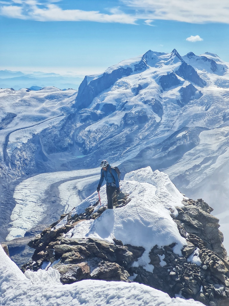 Матерхорн 4478 преку гребенот Хорнли, Пенински Алпи, Швајцарија.